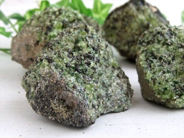 太陽の象徴 ペリドット かんらん石 結晶原石 1個売り 重さ70g-100g