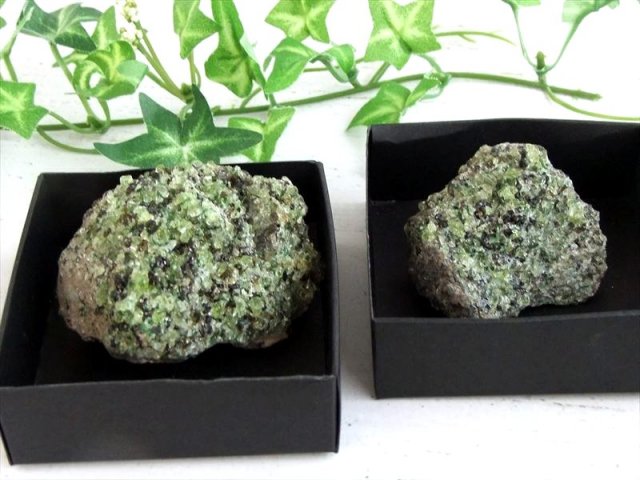 太陽の象徴 ペリドット かんらん石 結晶原石 1個売り 重さ70g-100g