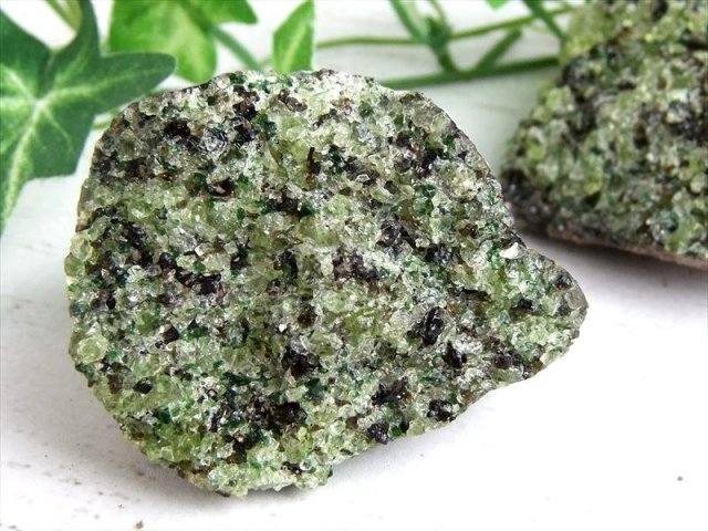 太陽の象徴 ペリドット かんらん石 結晶原石 1個売り 重さ130g-160g 迫力の母岩付き たっぷり粒々結晶 8月の誕生石 パワーストーン 大人気天然石