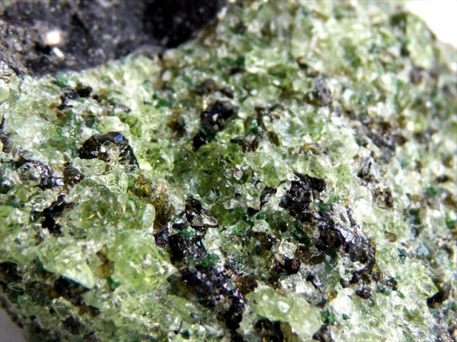 太陽の象徴 ペリドット かんらん石 結晶原石 1個売り 重さ70g-100g