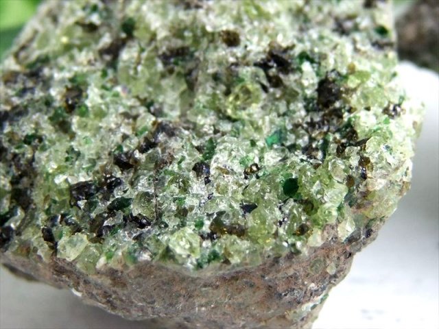 太陽の象徴 ペリドット かんらん石 結晶原石 1個売り 重さ70g-100g