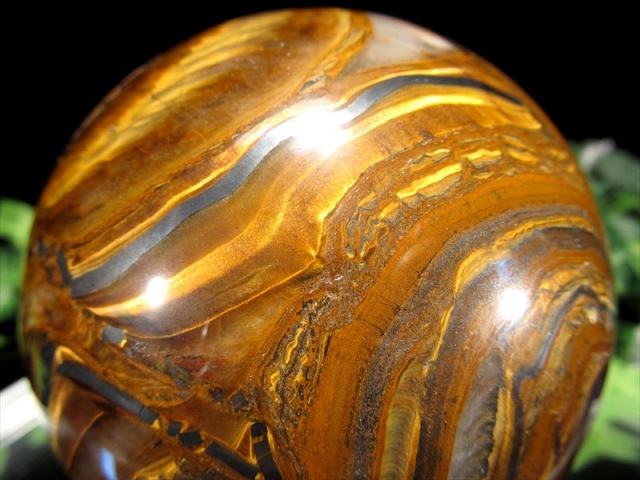 まさに虎の模様 タイガーアイ 丸玉 台座付 直径78mm 重さ738g 金運の