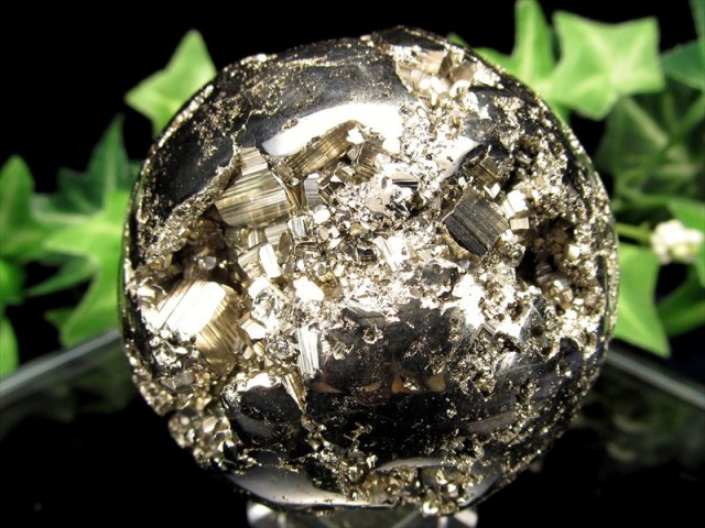 完璧ともいわれる原石の結晶体 パイライト 丸玉 置物 台座付 直径55mm 重さ355g 華やかスフィア 強力な邪気祓いの石 別名 フールズゴールド 愚者の黄金
