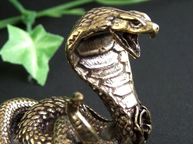 高品質素材のコブラ 蛇 置物 重さ85-90g 高さ40mm前後 縁起物 幸運の