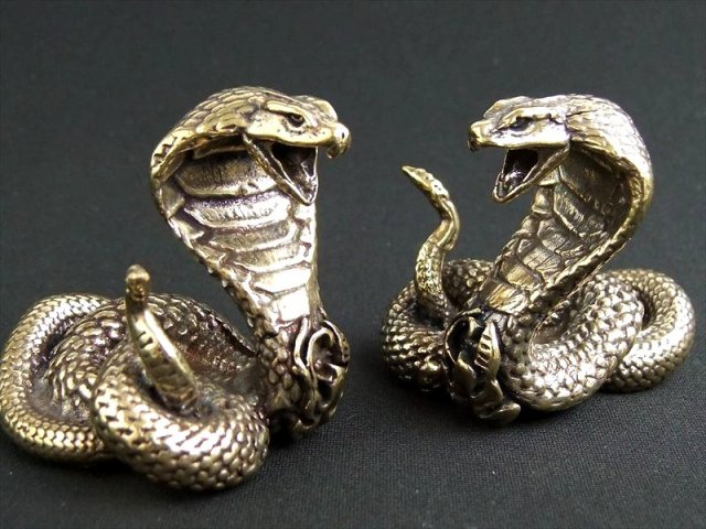 高品質素材のコブラ 蛇 置物 重さ85-90g 高さ40mm前後 縁起物 幸運のシンボル インテリアに 銅製 コブラ へび ヘビ inmy パワーストーン 天然石