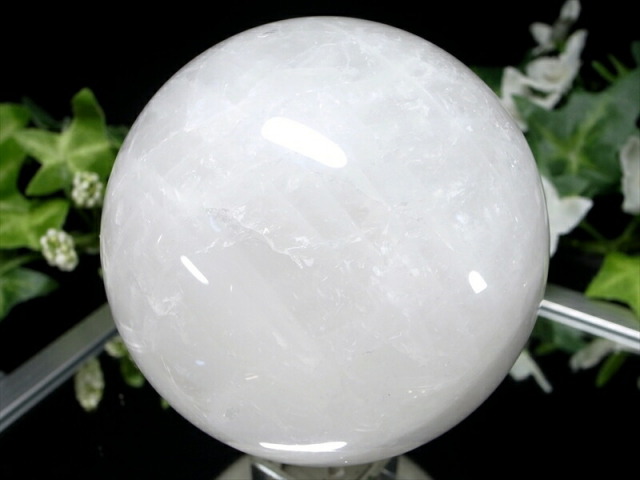 龍神の吐く息 スノーホワイト 水晶 丸玉 台座付 直径73mm 重さ548g 極上天然石 一点もの ブラジル産 パワーストーン 天然石