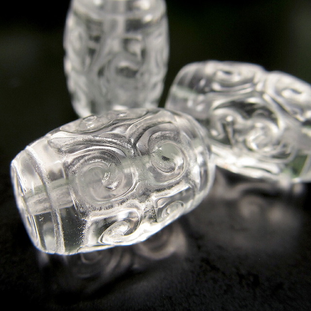 激安宣言 1粒売り 天然水晶 マニコロ 摩尼車 彫刻天珠型 ビーズ 長さ約15mm 幅約9.5mm 澄んだ輝きを放つ天然水晶 浮き彫り立体彫刻ビーズ 4月の誕生石