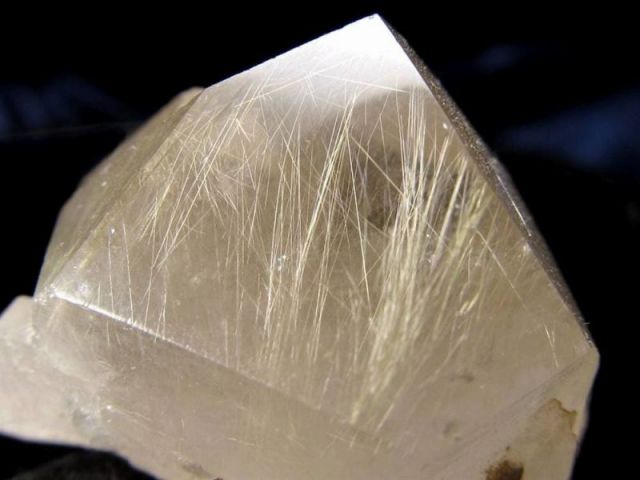 ゴールドルチルクォーツ 結晶 原石 最大幅約4.3cm 重さ約42.5g 黄金