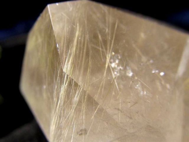 ゴールドルチルクォーツ 結晶 原石 最大幅約4.3cm 重さ約42.5g 黄金