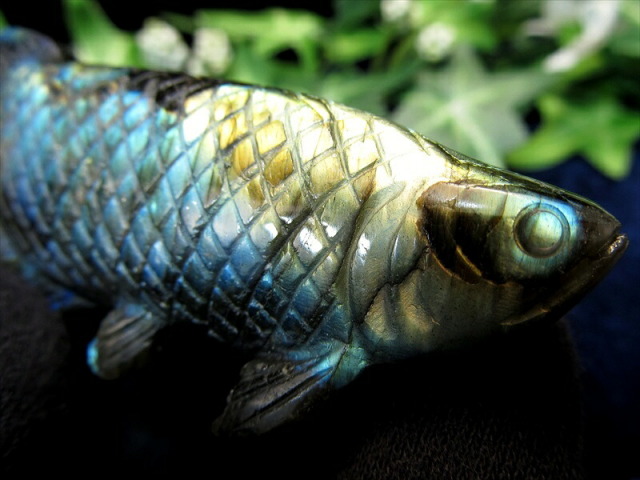 美しいブルー系シラー アロワナ ラブラドライト 置物 幅約82mm 重さ約39g 龍魚と呼ばれる古代魚 権力や繁栄、事業の発展の意味を持つモチーフ