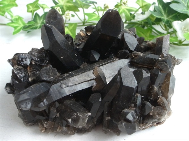 天然の黒光り 天然 黒水晶 モリオン クラスター原石 重さ651g 最大幅約133mm 大自然の力強さを感じる漆黒の水晶 最強の魔除け・邪気払いの石 1点物