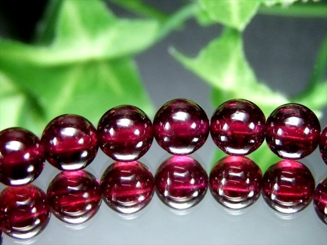 現品撮影の26粒 4A+ 1粒売り ロードライトガーネット 6.5mm-7mm 魅惑の