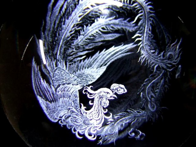 夫婦円満 鳳凰 人工水晶 丸玉 直径約80mm レーザー彫刻 幻想的に浮かび
