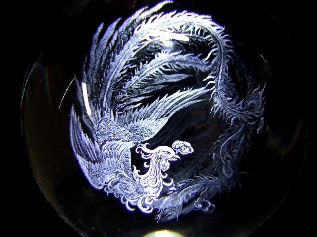 夫婦円満 鳳凰 人工水晶 丸玉 直径約80mm レーザー彫刻 幻想的に浮かび