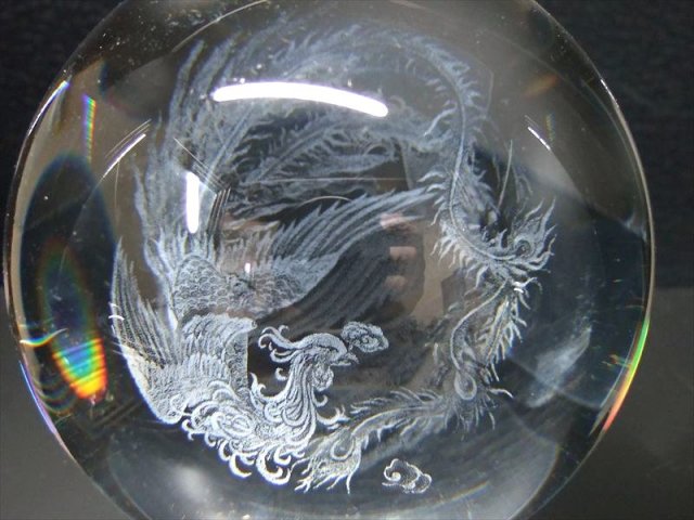 夫婦円満 鳳凰 人工水晶 丸玉 直径約80mm レーザー彫刻 幻想的に浮かび