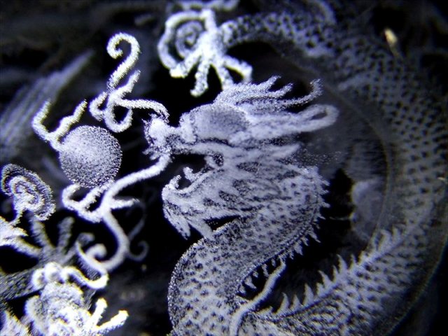 鳳凰と龍神 クリスタルガラス製 丸玉 直径約80mm レーザー彫刻 鳳凰