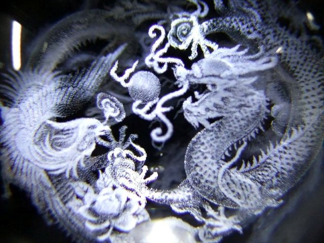 鳳凰と神龍 人工水晶丸玉 直径約80mm レーザー彫刻 幻想的に浮かび