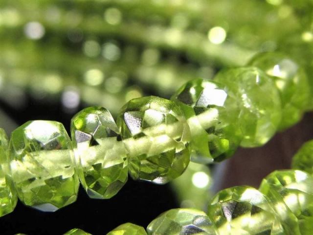 不純物の少ない高品質タイプ 3A+ ペリドット 繊細ボタンカット ブレスレット 幅約4.5mm-5mm 鮮やか発色 幸せ・夫婦の愛・平和の象徴
