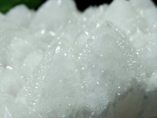 新雪の様なキラキラ スノーホワイト ドゥルージーキャップ クォーツ クラスター 最大幅125mm 重さ569g 氷の様なキラキラドゥルージー結晶 無数のポイント群生