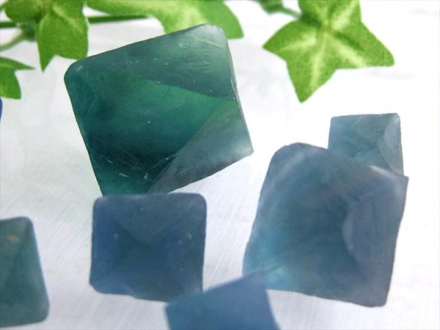 フローライト結晶 蛍光 ブルーフローライト 8面体結晶 約50gセット 幅約6mm-25mm 幻想的