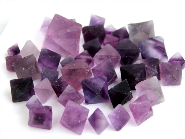 激レア・紫 パープルフローライト 8面体結晶 約50gセット 幅約6mm-25mm 色彩鮮やか まるで氷砂糖 お守りやインテリアとしても 中国 浙江省産 パワーストーン