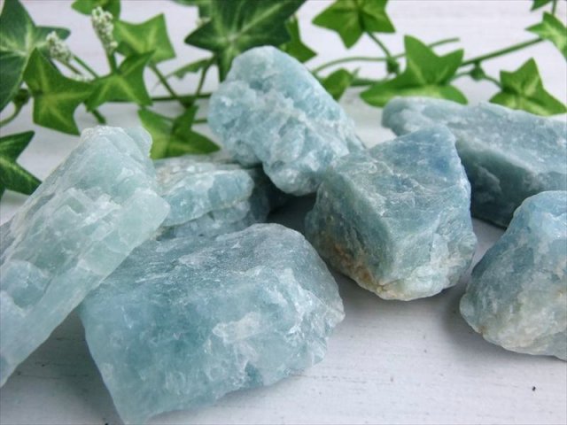 天使の石 アクアマリン ラフ原石 1個売り 重さ80g-100g 透明感のある