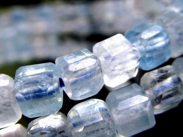 高コスパ 激安特価 アクアマリン 藍柱石 キューブカット ブレスレット 石サイズ幅約4mm-4.5mm キラキラキューブカット 3月の誕生石 月の女神 ディアナ の石