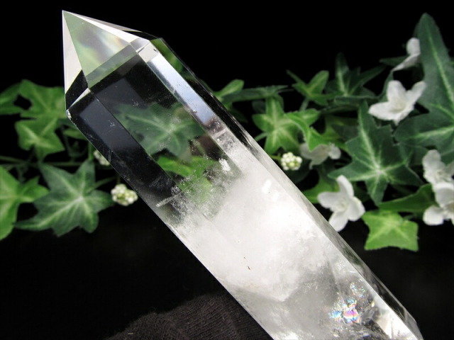 虹・ライモナイト入り 水晶 ポイント 六角柱 置物 高さ143mm 重さ175g 極上超透明 水晶 クリスタル 水晶ポイント 浄化 インテリア 一点もの ブラジル産