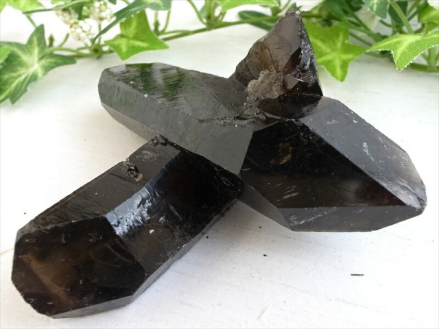 天然の黒光り 天然 黒水晶 モリオン クラスター 原石 重さ206g 最大幅約113mm 大自然の力強さを感じる漆黒の水晶 最強の魔除け・邪気払いの石 1点物