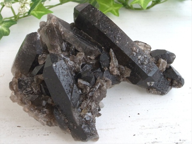 天然の黒光り 天然 黒水晶 モリオン クラスター 原石 重さ208g 最大幅約111mm 大自然の力強さを感じる漆黒の水晶 最強の魔除け・邪気払いの石 1点物