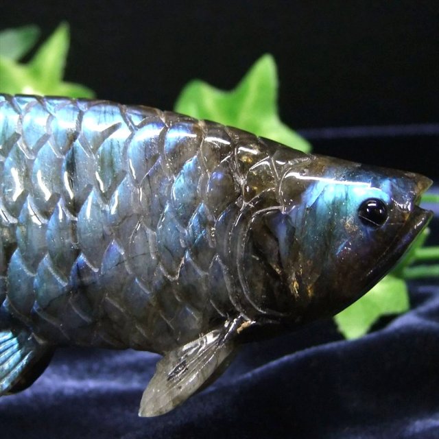 美しいブルーシラー アロワナ ラブラドライト 置物 台座付 幅約116mm 重さ約156g 龍魚と呼ばれる古代魚 権力や繁栄、事業の発展の意味を持つモチーフ