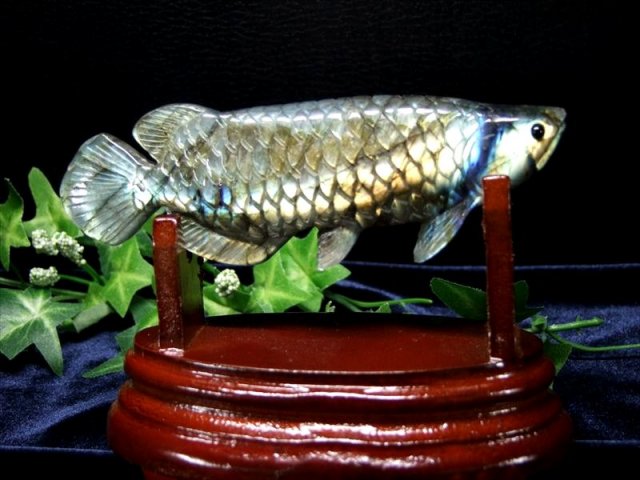 黄龍 アロワナ ラブラドライト 置物 台座付 幅約119mm 重さ約196g 龍魚
