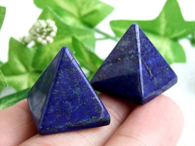 ラピスラズリ ピラミッド 染色 置物 幅20mm×20mm ピラミッドパワー 幸運を呼び寄せる石 世界最古の天然石 アフガニスタン産 パワーストーン 天然石