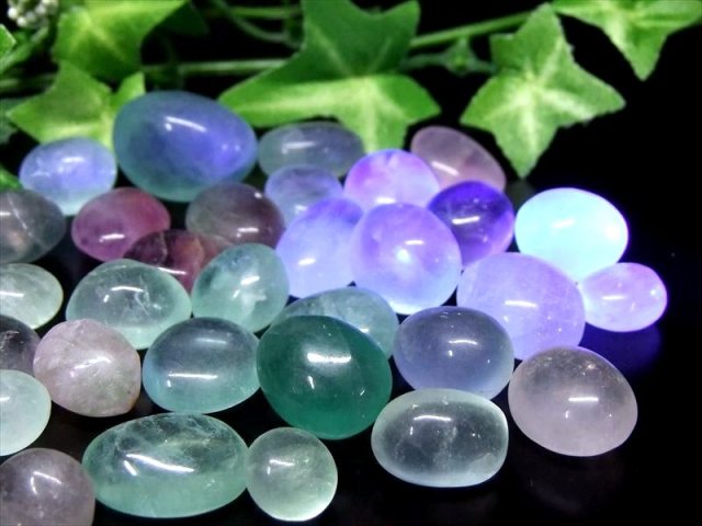 強蛍光 MIX フローライト タンブル 詰め合わせ 100g 幅約10mm-25mm マルチカラー 今回入荷は ブラックライトでブルーに蛍光 タンブル 協調性 癒し