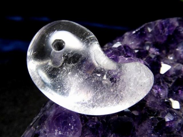 ガネーシュヒマール産 水晶 勾玉 長さ約25.5mm 約5.6g 透明感抜群 神に最も近い場所で採掘される特別な水晶 極上1点物 専用桐箱付 ギャランティーカード付属