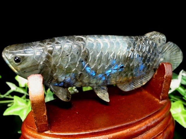 黄龍 アロワナ ラブラドライト 置物 台座付 幅約113mm 重さ約174g 龍魚