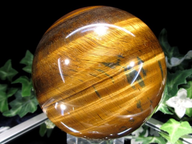 まさに虎の模様 4A タイガーアイ 丸玉 台座付 直径89mm 重さ1001g 金運の代名詞 良質シャトヤンシー 幸運を招く聖なる石 南アフリカ 産 パワーストーン