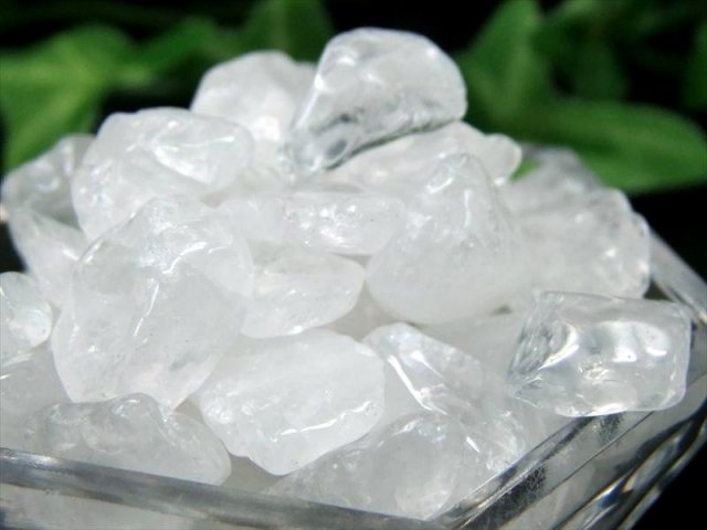 アンゴラ水晶 中粒 スノーホワイト クリスタル さざれ 白水晶 約200g 粒の大きさの平均約6mm-18mm 4月の誕生石 万能ストーン アンゴラ産 パワーストーン