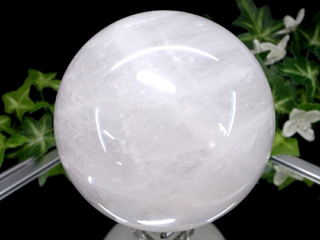 龍神の吐く息 スノーホワイト 水晶 丸玉 台座付 φ84mm 重さ813g 極上天然石 一点もの ブラジル 産 パワーストーン 天然石 玄関