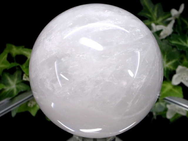 龍神の吐く息 スノーホワイト 水晶 丸玉 台座付 φ79mm 重さ678g 極上天然石 一点もの ブラジル 産 パワーストーン 天然石 玄関