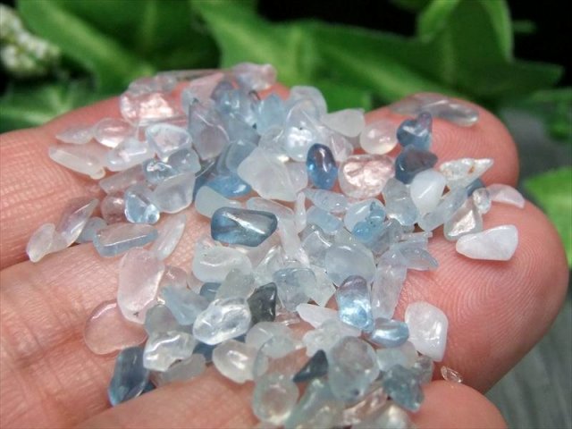 透明 極小 アクアマリン さざれ 100g 約2mm-8mm 限定あるだけ 希少 透明感バツグン サンタブルー 粒有り 緑柱石 サザレ ブラジル産 sa-s パワーストーン