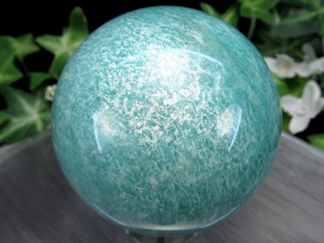人気の霜降り & シラー アマゾナイト 丸玉 置物 台座付 直径61mm 重さ310g 天河石 希望の象徴 幸運を呼ぶ石 一点物 モザンビーク 産 パワーストーン 天然石