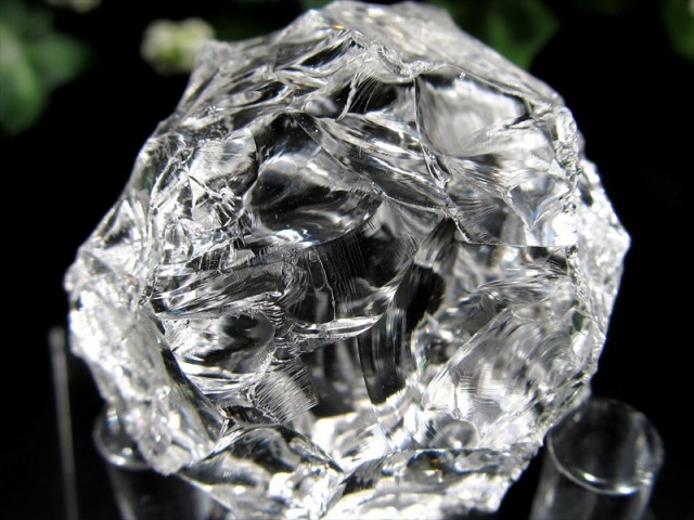 宙に浮く台座付き かっこみ水晶 置物 直径約40mm 氷のような透明感と唯一無二の造形美 ブラジル 産 パワーストーン 天然石 天然水晶 置物 玄関