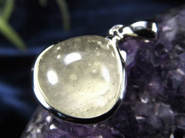 リビアングラス ペンダントトップ ドロップタイプ 石サイズ縦約12mm 約2.2g 透明感あり エジプト政府採掘禁止 隕石由来のインパクトガラス 1点物 Silver925