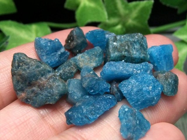 濃い アパタイト 原石 さざれ 100グラム 粒の大きさ 約4mm-20mm 不安の解消に 浄化用 インテリアにサザレ ブラジル産 パワーストーン 天然石 ラフ原石 さざれ
