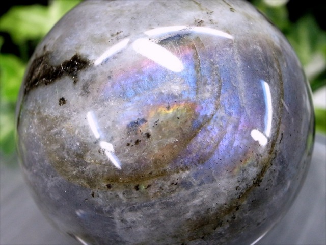 3A+ パープルシラー ラブラドライト 丸玉 台座付 直径51mm 重さ200g 月と太陽を象徴する石 一点もの マダガスカル 産 パワーストーン 天然石 パープル ピンク