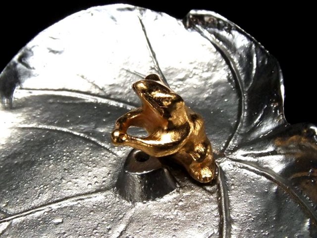 お香を支える金のカエルさん 葉っぱモチーフ お香立て 高級感のある金と銀 素材にも拘る方にオススメ