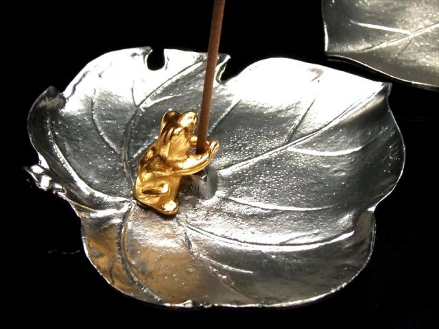 お香を支える金のカエルさん 葉っぱモチーフ お香立て 高級感のある金と銀 素材にも拘る方にオススメ