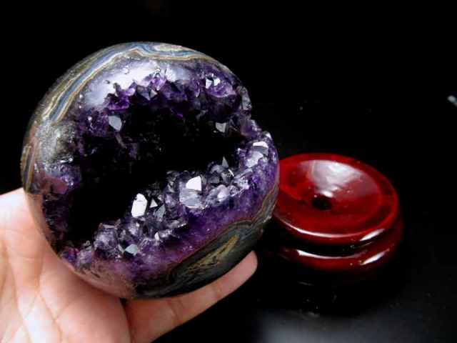 レアな笑口のアメジスト アメジスト 笑口 紫水晶 丸玉 木製台座付き 