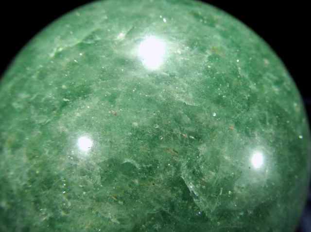 待望の再入荷・虹入り グリーン モスコバイト丸玉 台座付き 直径約60mm